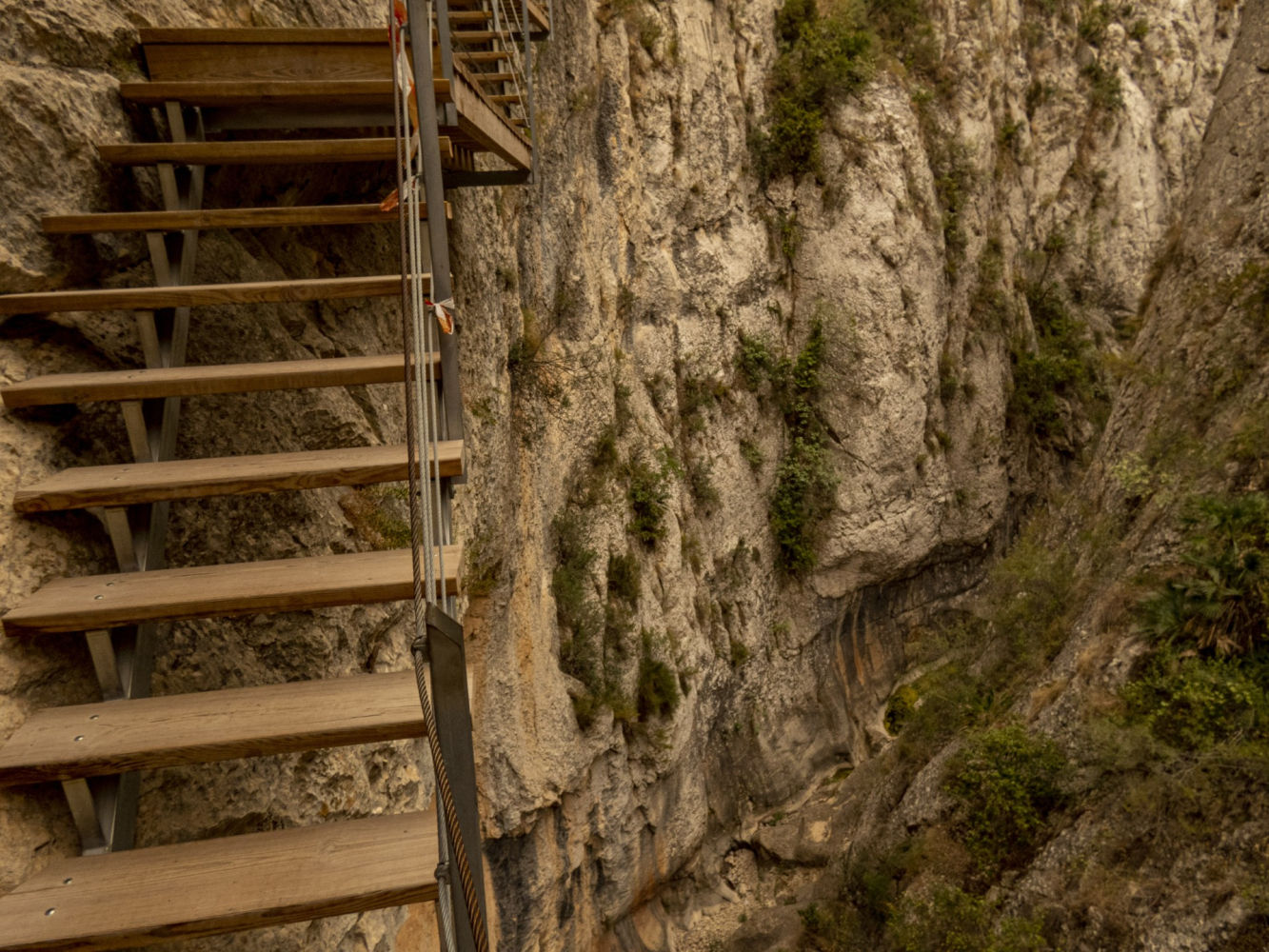 Escaleras de la pasarela de Relleu.