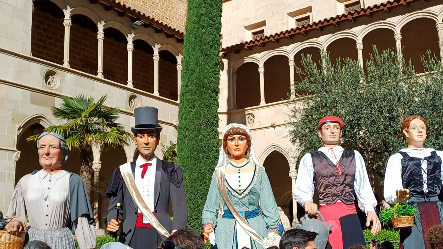 Gegants plantados en la plaza.