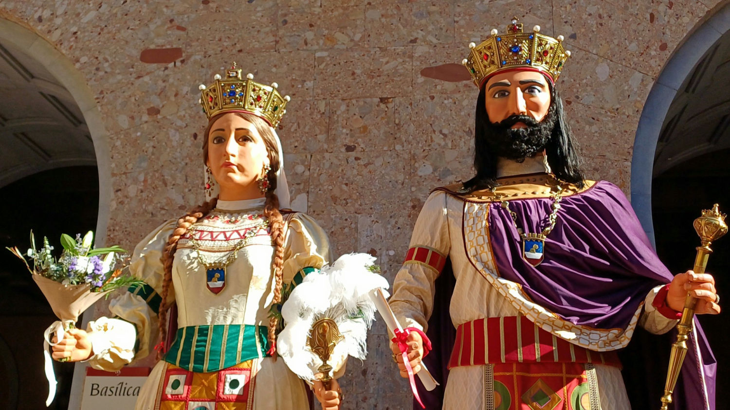 Pareja de 'gegants' en Montserrat.
