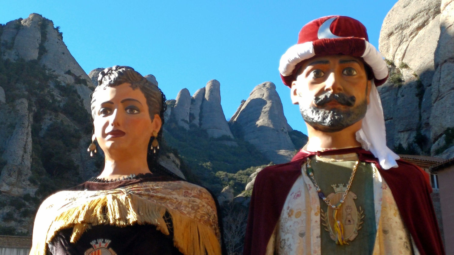 Gegants con la montaña de Montserrat de fondo.