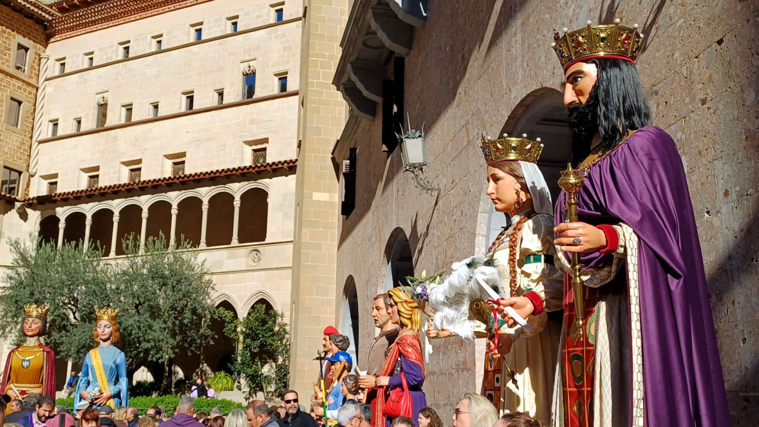 Los 'gegants' reunidos en Montserrat.