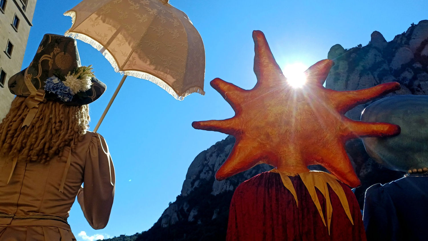 El sol de Montserrat y el sol 'gegant'.