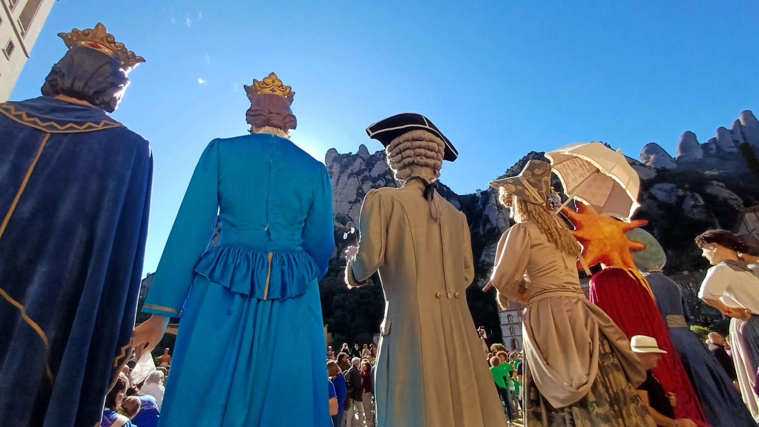 Gegants en formación en Montserrat.
