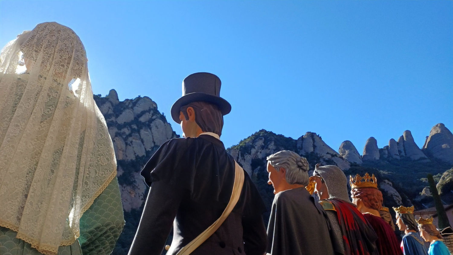 Gegants con la silueta de Montserrat de fondo.