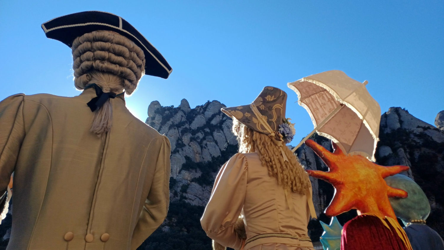 Gegants disfrutando del sol de Montserrat.