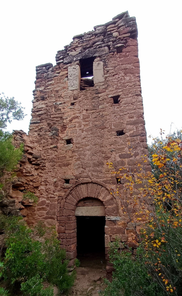 La torre románica de Sant Vicenç d’Aladernet.