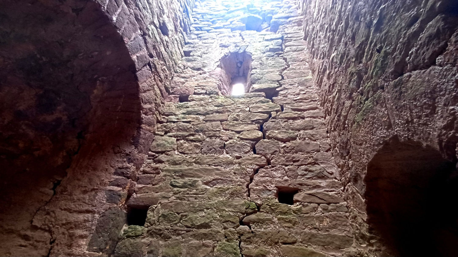 Interior de la torre de Sant Vicenç d’Aladernet.
