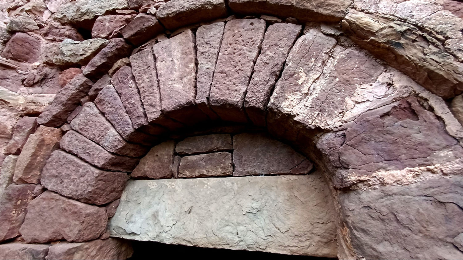 Detalle del arco de Sant Vicenç d’Aladernet.