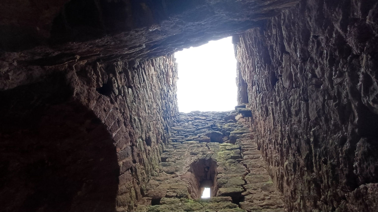 Luz interior de Sant Vicenç d’Aladernet.