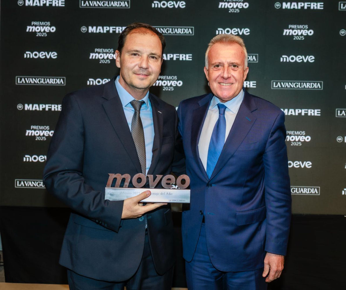 Pere Guardiola, director general comercial del Grupo Godó, entrega el premio a Rafael Ruiz, presidente de Ebro