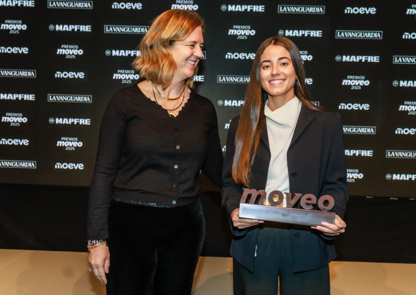 Almudena Naharro recoge el premio en nombre de María Herrera de manos de Libe Bilbao, directora comercial de Godó Strategies