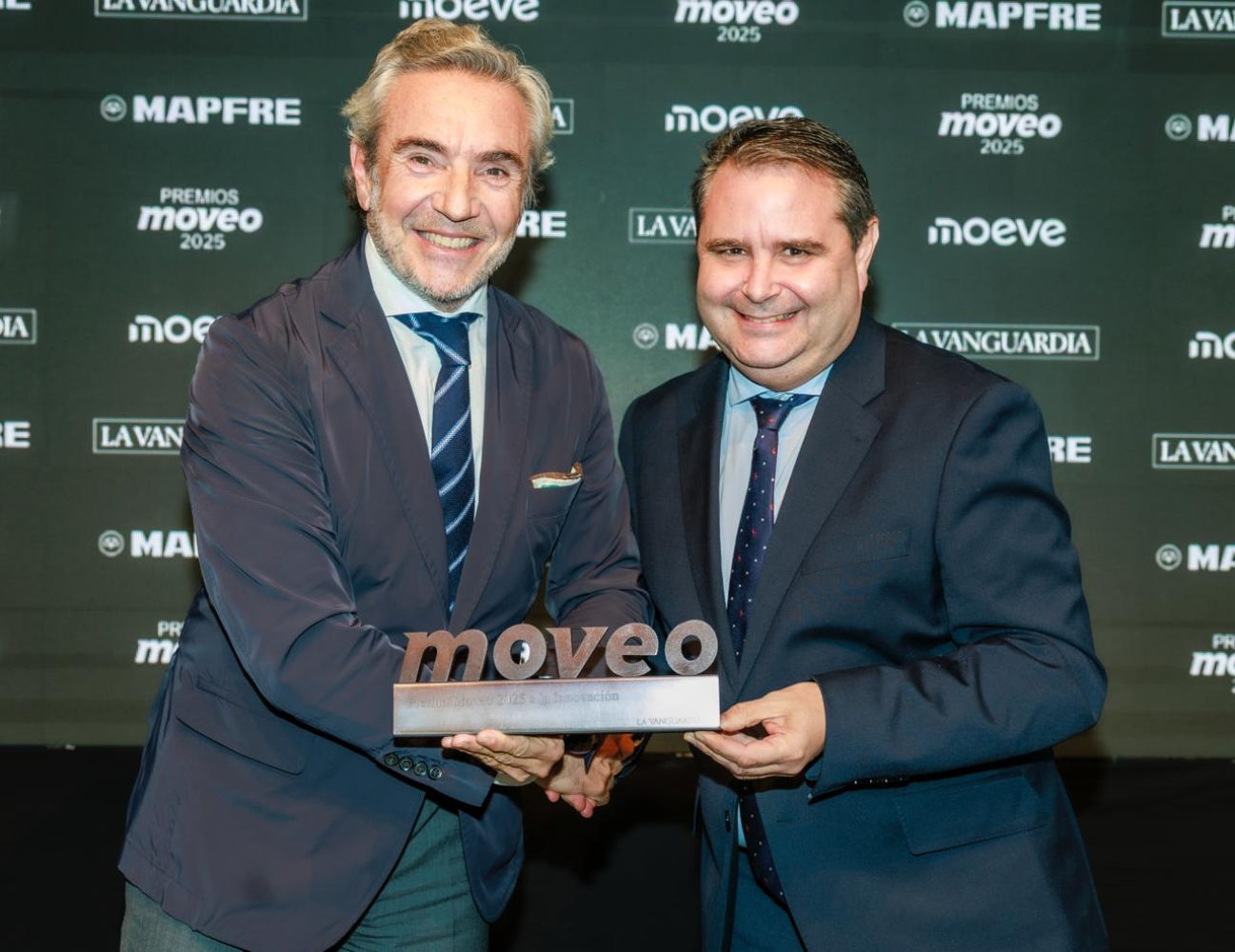 Antonio Bernárdez, director de desarrollo de Grandes Cuentas de Automoción de MAPFRE España entrega el premio a Tomás Villén, CEO de Porsche