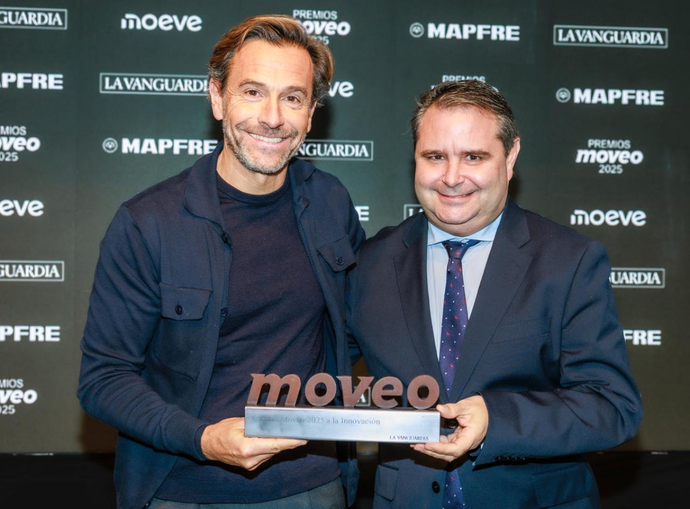 Antonio Bernárdez, director de desarrollo de Grandes Cuentas de Automoción de MAPFRE España entrega el premio a Manuel Terroba, presidente de BMW España