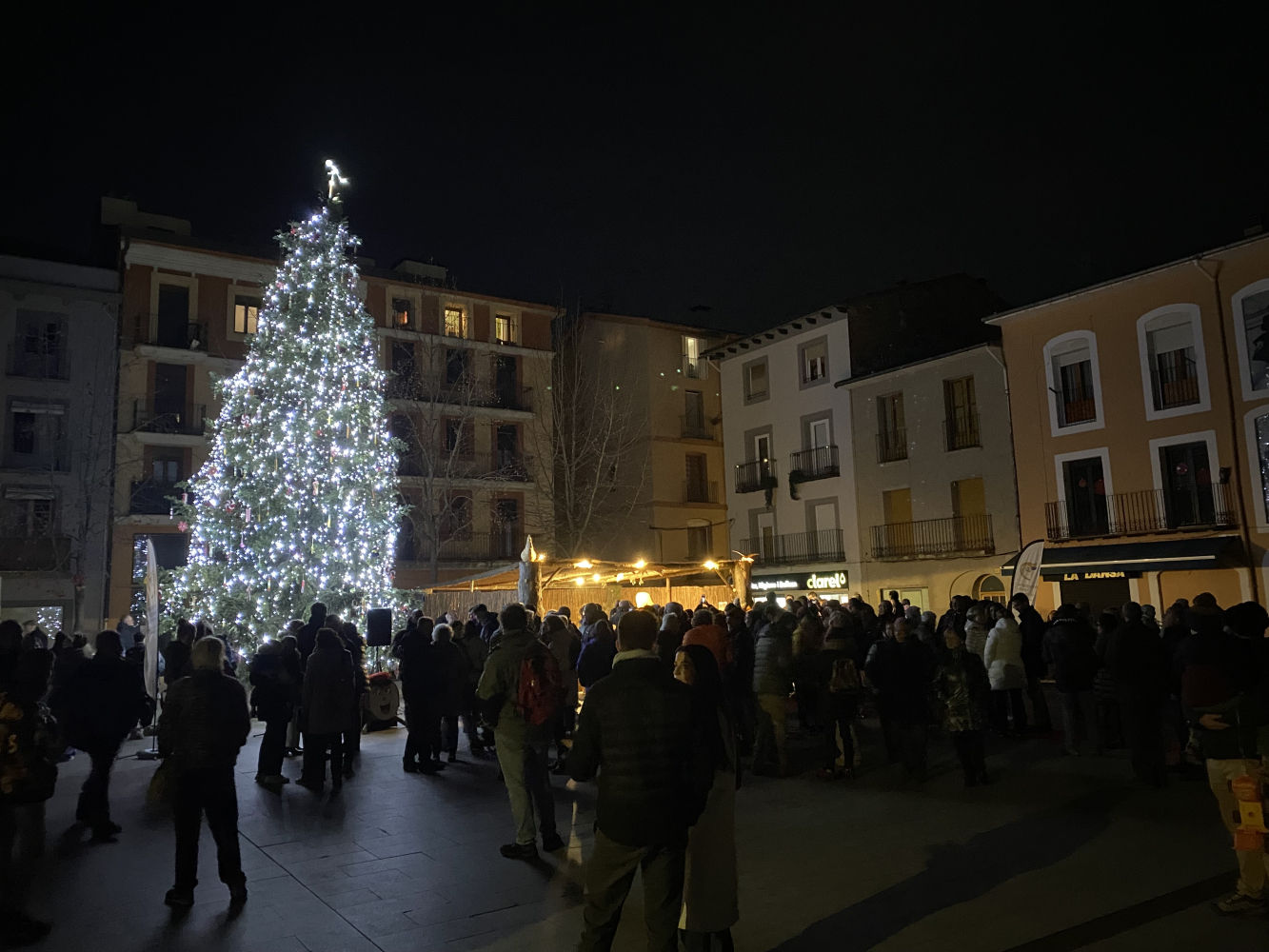 El árbol navideño encendido en la plaza de la Dansa de Campdevànol