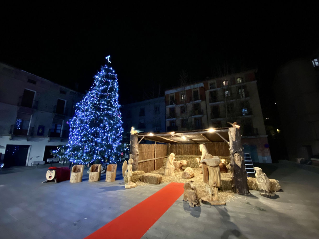 El pesebre de madera de Campdevànol con el árbol al lado