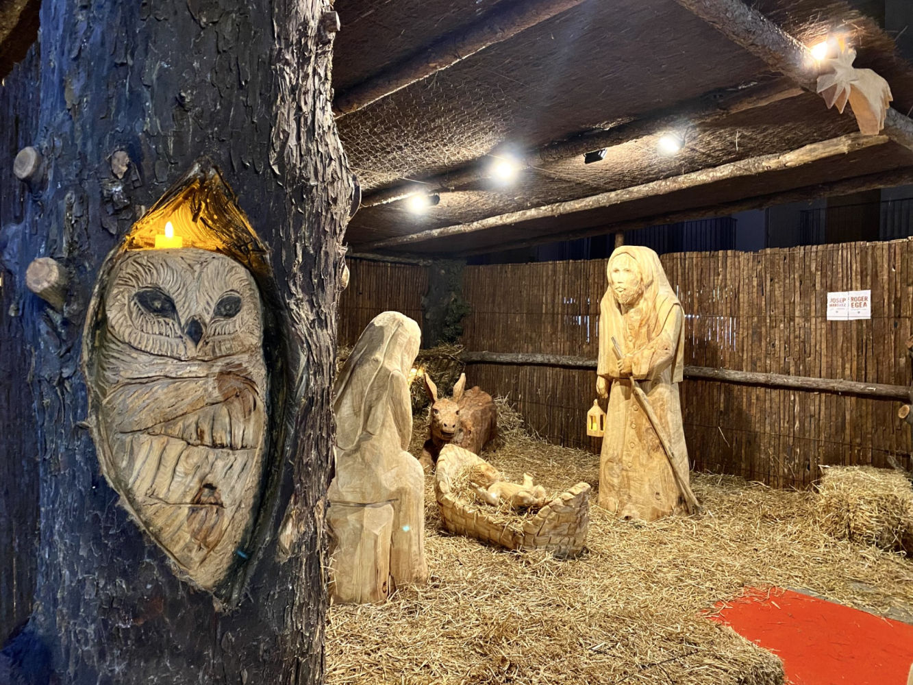 Un búho de madera se esconde en el pesebre de Campdevànol