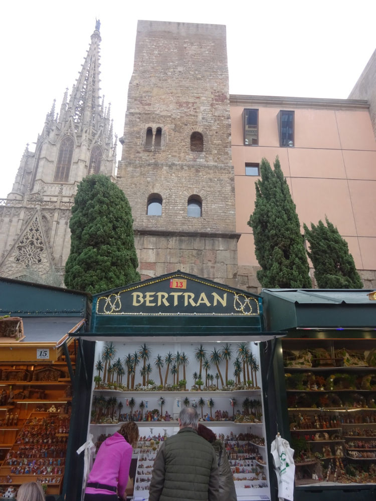Visitantes comprando en la Fira de Santa Llúcia