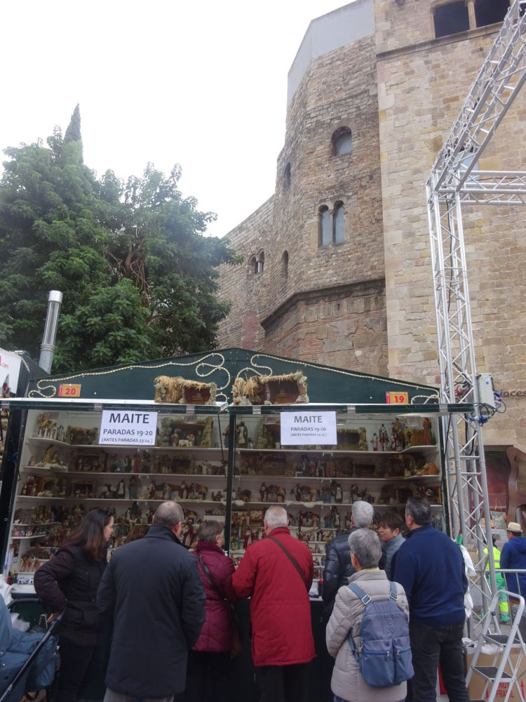 Venta de adornos navideños en la Fira de Santa Llúcia