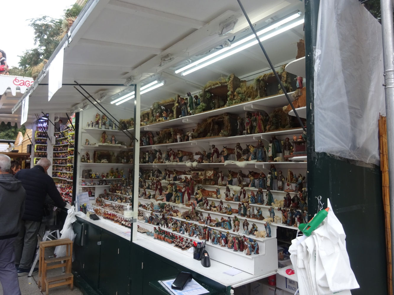 Venta de figuras para pesebres en la Fira de Santa Llúcia