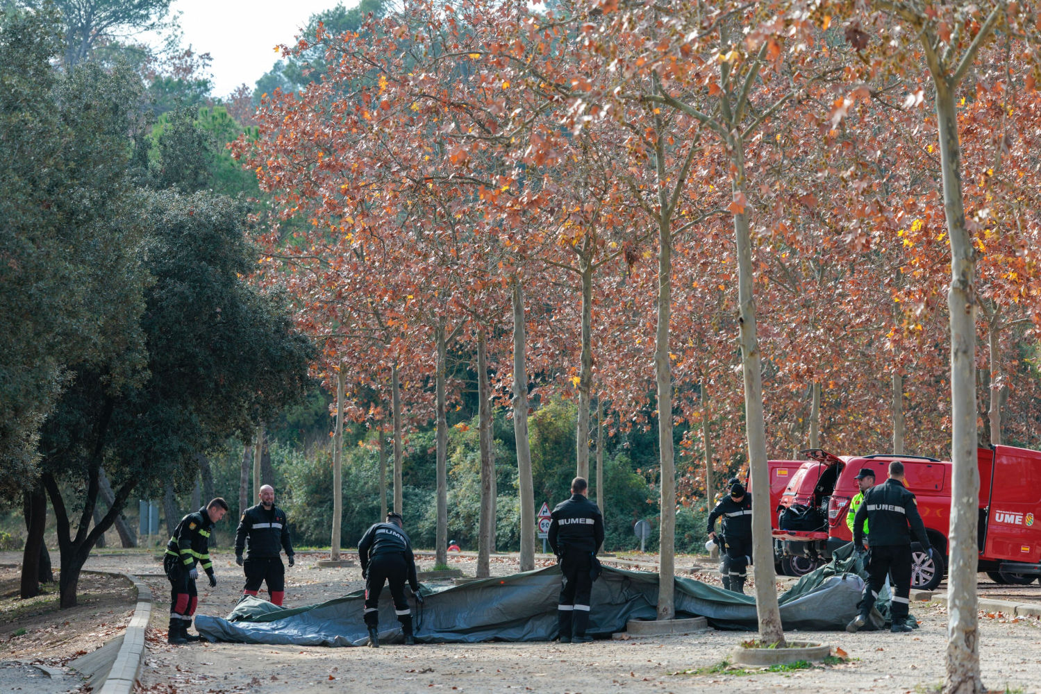 Efectivos de la UME montan un centro de descontaminación en la zona de Can Coll de Cerdanyola