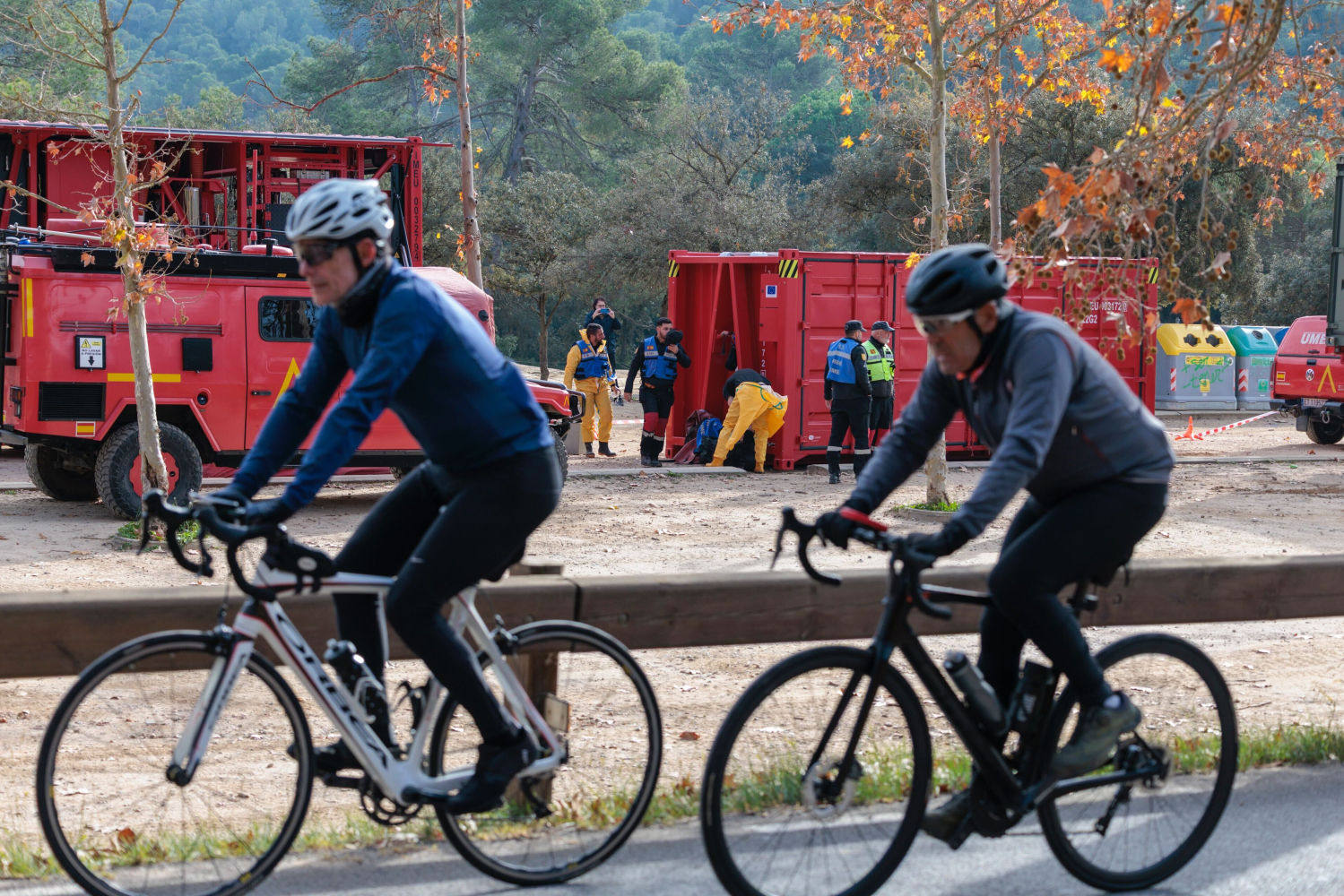 Dos ciclistas pasan delante del centro provisional de la UME