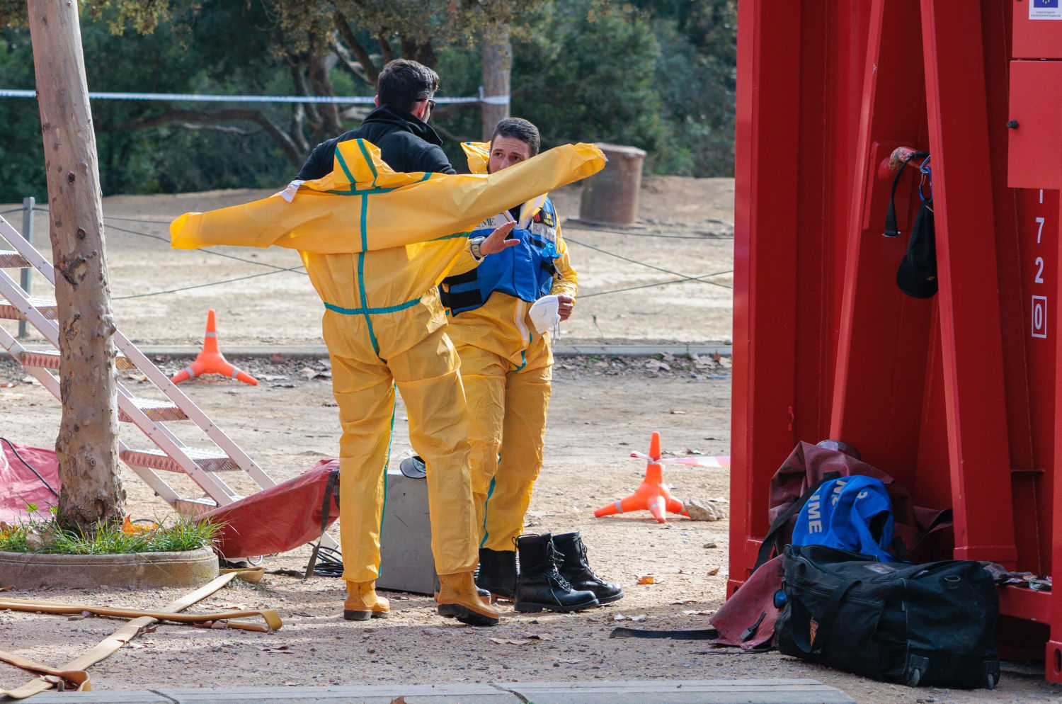 Agentes con trajes protectores