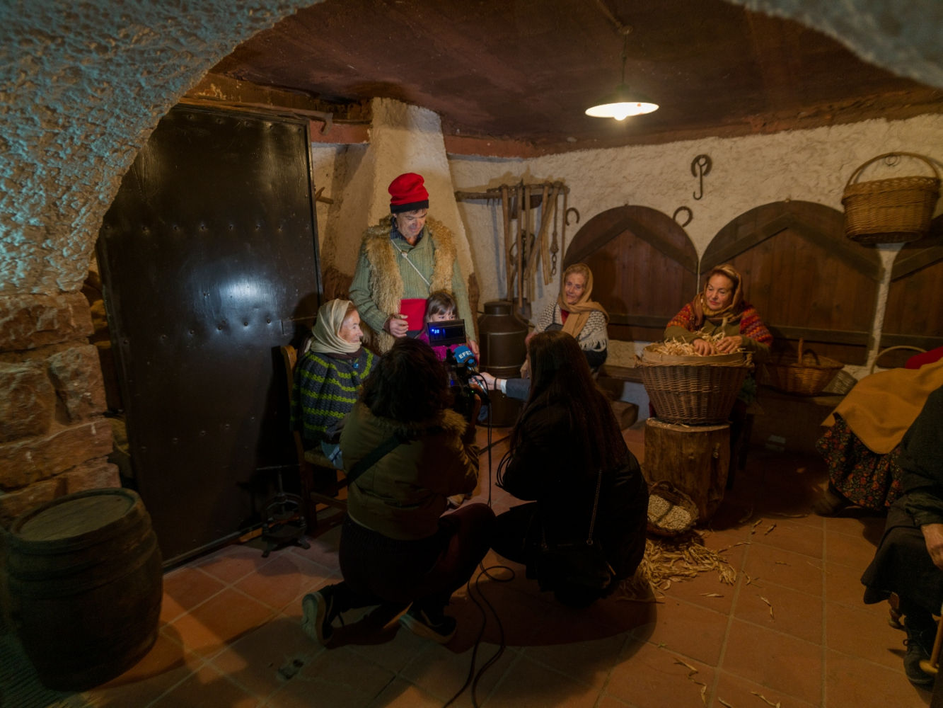 Escena de interior en el pesebre viviente de Corbera.