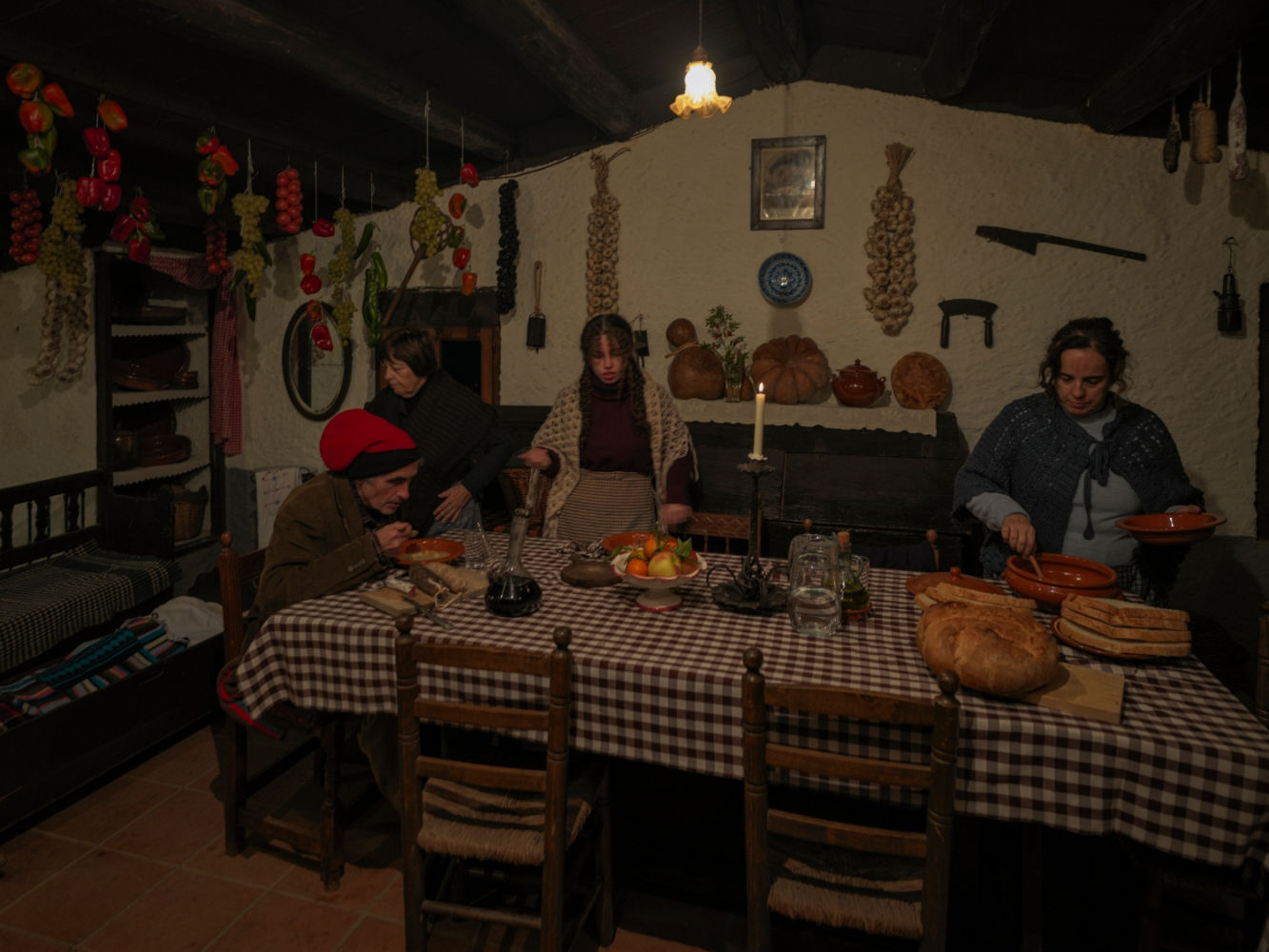 Escena cotidiana en el pesebre viviente de Corbera.
