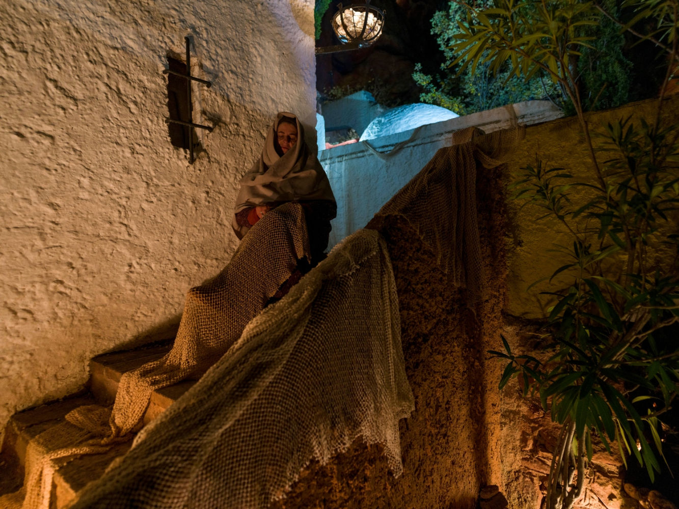 Escena en un rincón del pesebre viviente de Corbera.
