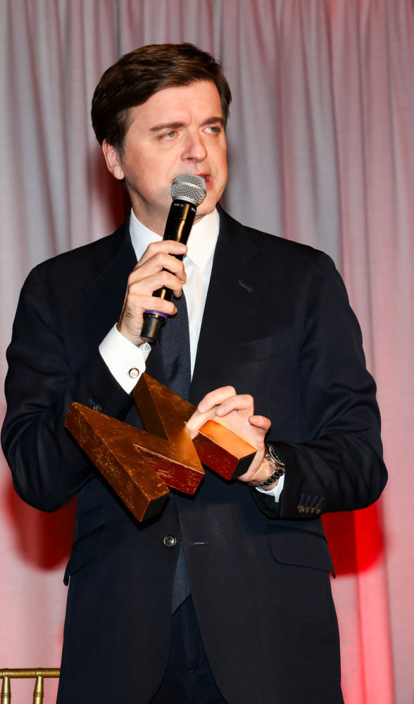 Premio a la inspiración a Marc Giró, presentador y 'showman'. En el escenario, agradeciendo el premio