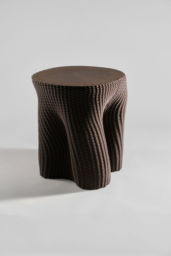 Valencia Stool, de Patricia Urquiola para Andreu World, es un híbrido entre un tronco arrastrado por el agua y el recuerdo de los cestos mediterráneos. Los beneficios se destinan al proyecto Rena100do de la Fundación Cre100do, para personas y pymes afectadas por la dana