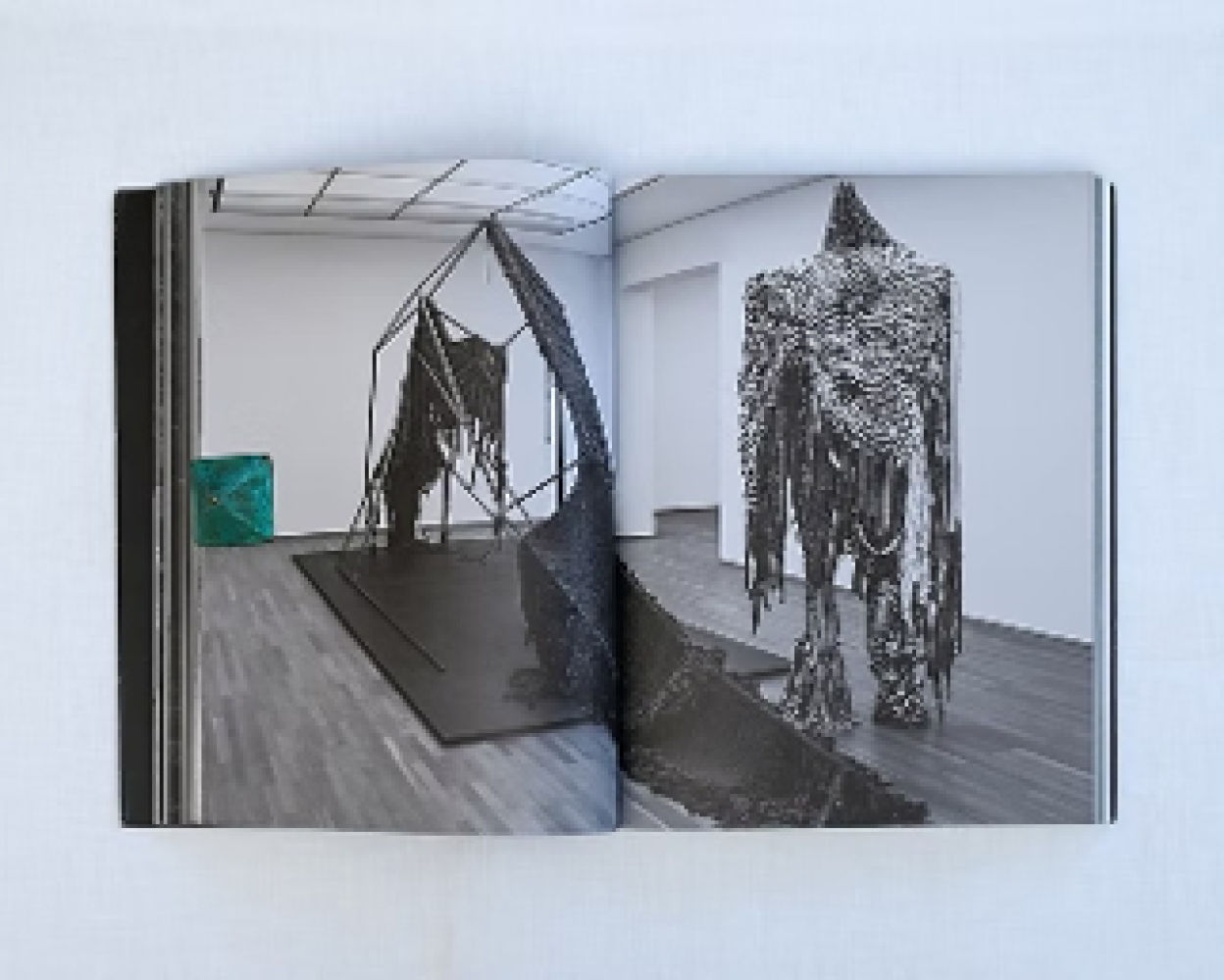 'IBMSWR: I build my skin with rocks (Distanz)'. Un libro que reúne las ideas y las imágenes del proyecto de Sandra Mujinga, donde explora cuerpos híbridos y formas de protección. Es una mirada directa y visual a su proceso creativo y a cómo imagina nuevas pieles y presencias