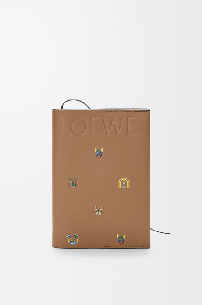 Para empezar el año, un cuaderno como este de Loewe es un buen compañero, anotar lo que imaginas puede ser una muy buena costumbre