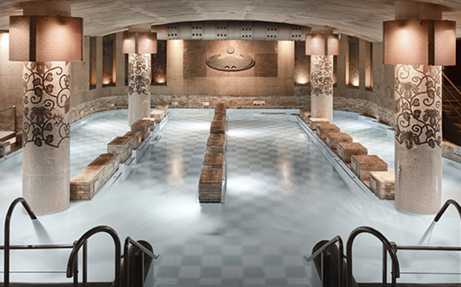 Siempre que voy a San Sebastián hago una sesión de talasoterapia en La Perla, uno de los centros de agua de mar más antiguos de Europa, con agua procedente directamente de la playa de La Concha