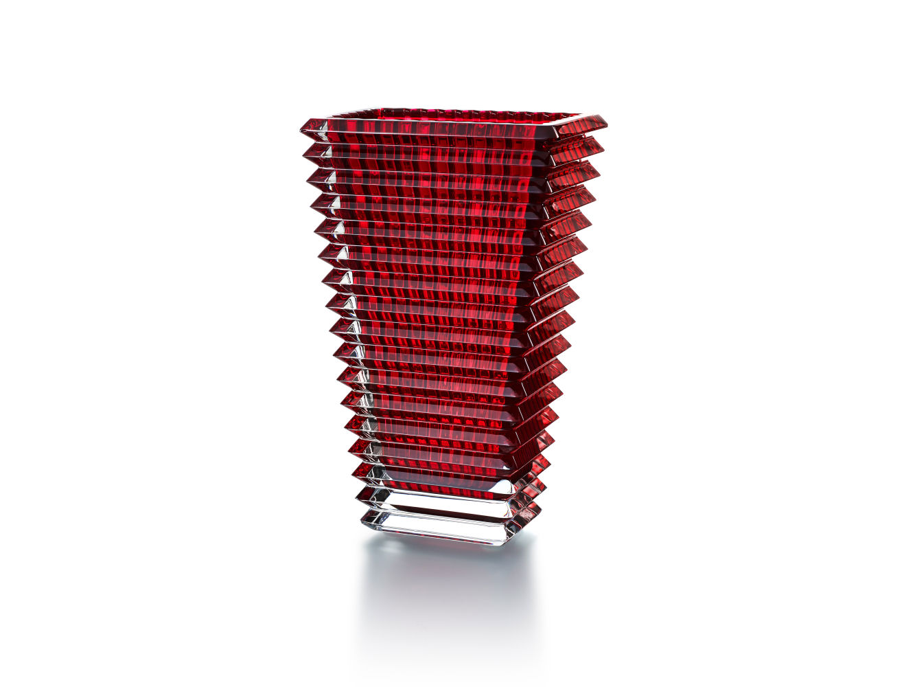 Jarrón en rojo Con cortes biselados que evocan un movimiento perpetuo, el jarrón Eye de Baccarat es una espiral de luz