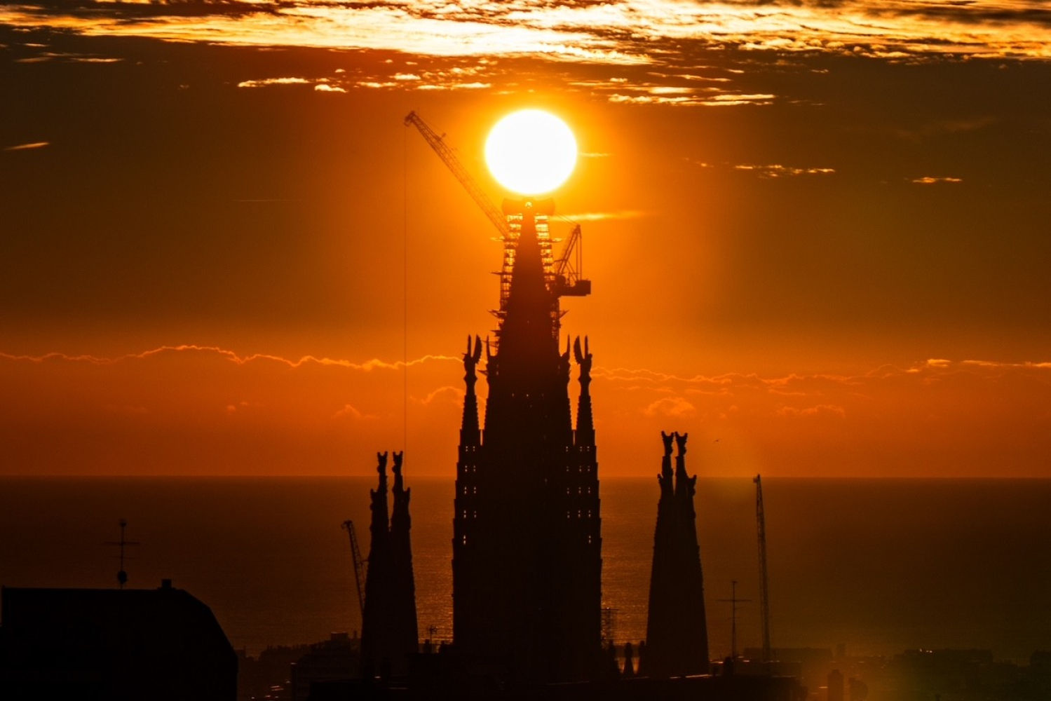 El amanecer de la Sagrada Família visto desde el Park Güell.