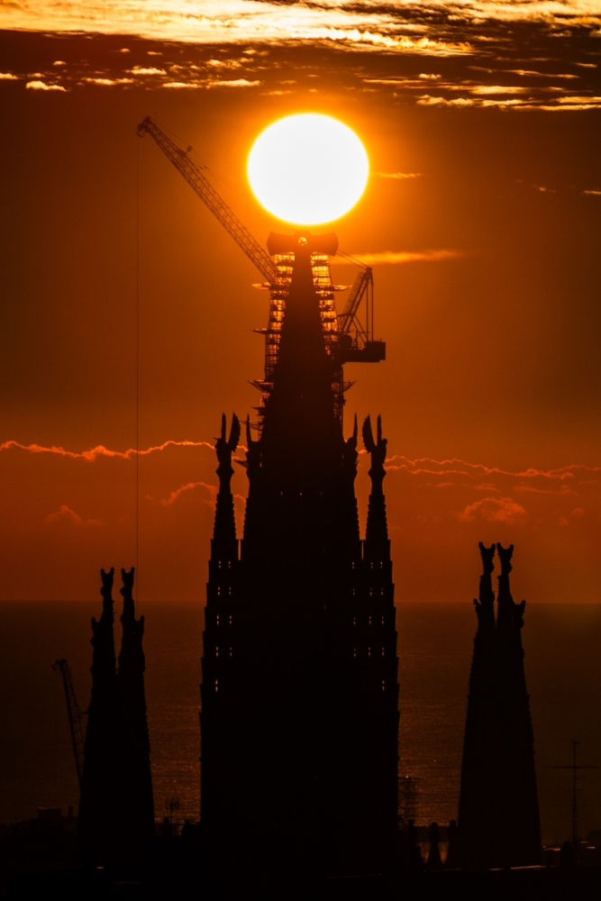 El sol corona la Sagrada Família.