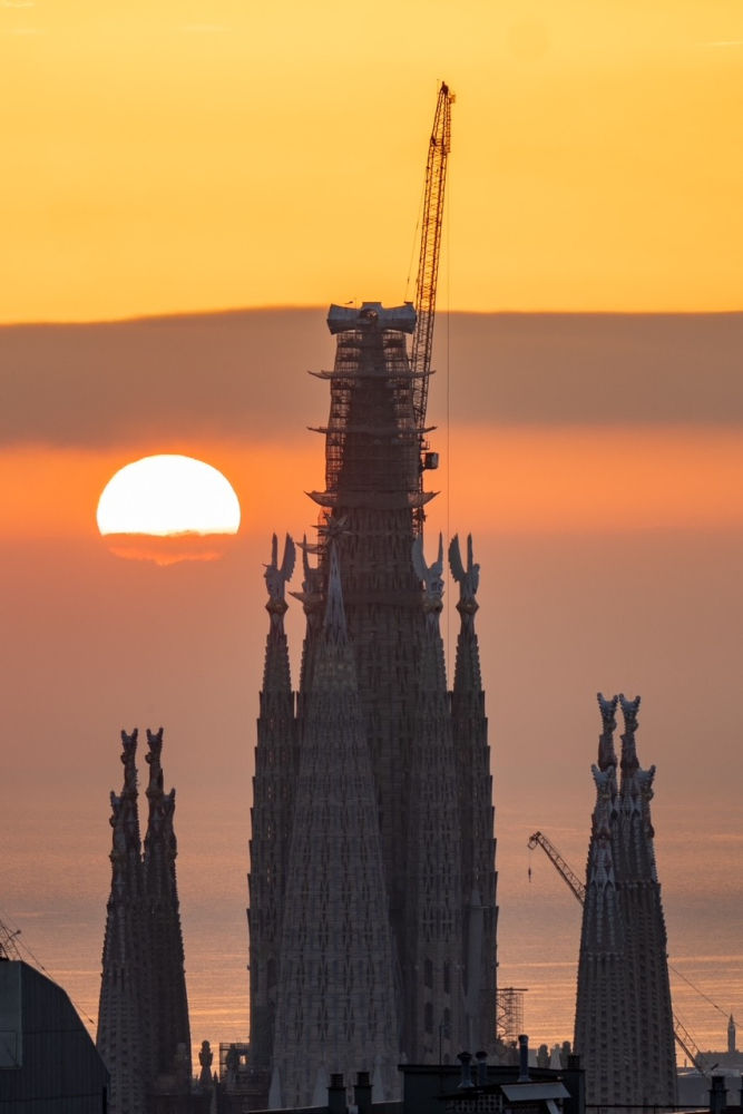 El sol del amanecer en las torres de la Sagra Família.