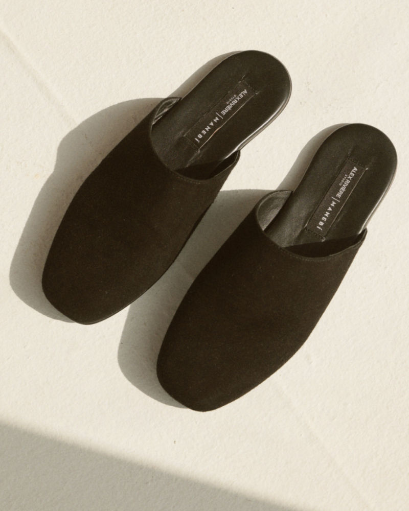 Suave ante. Las babuchas Tom de Manebi presentan una silueta relajada. Entre el minimalismo y lo contemporáneo, el calzado busca ser sinónimo de elegancia sin esfuerzo