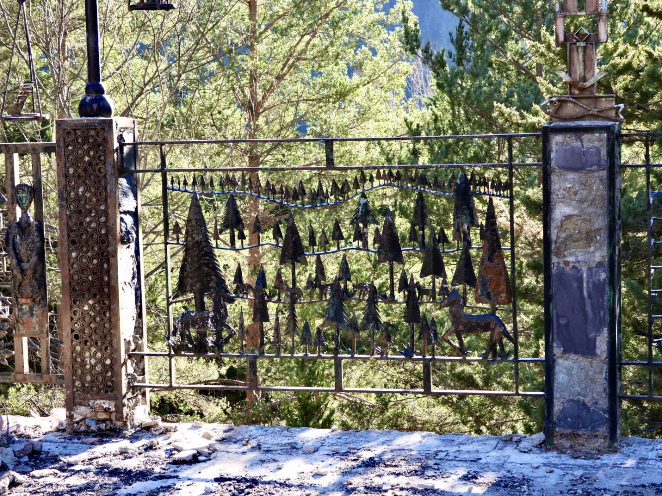 Verja con motivos de árboles en el Saló d’Art de Planès.
