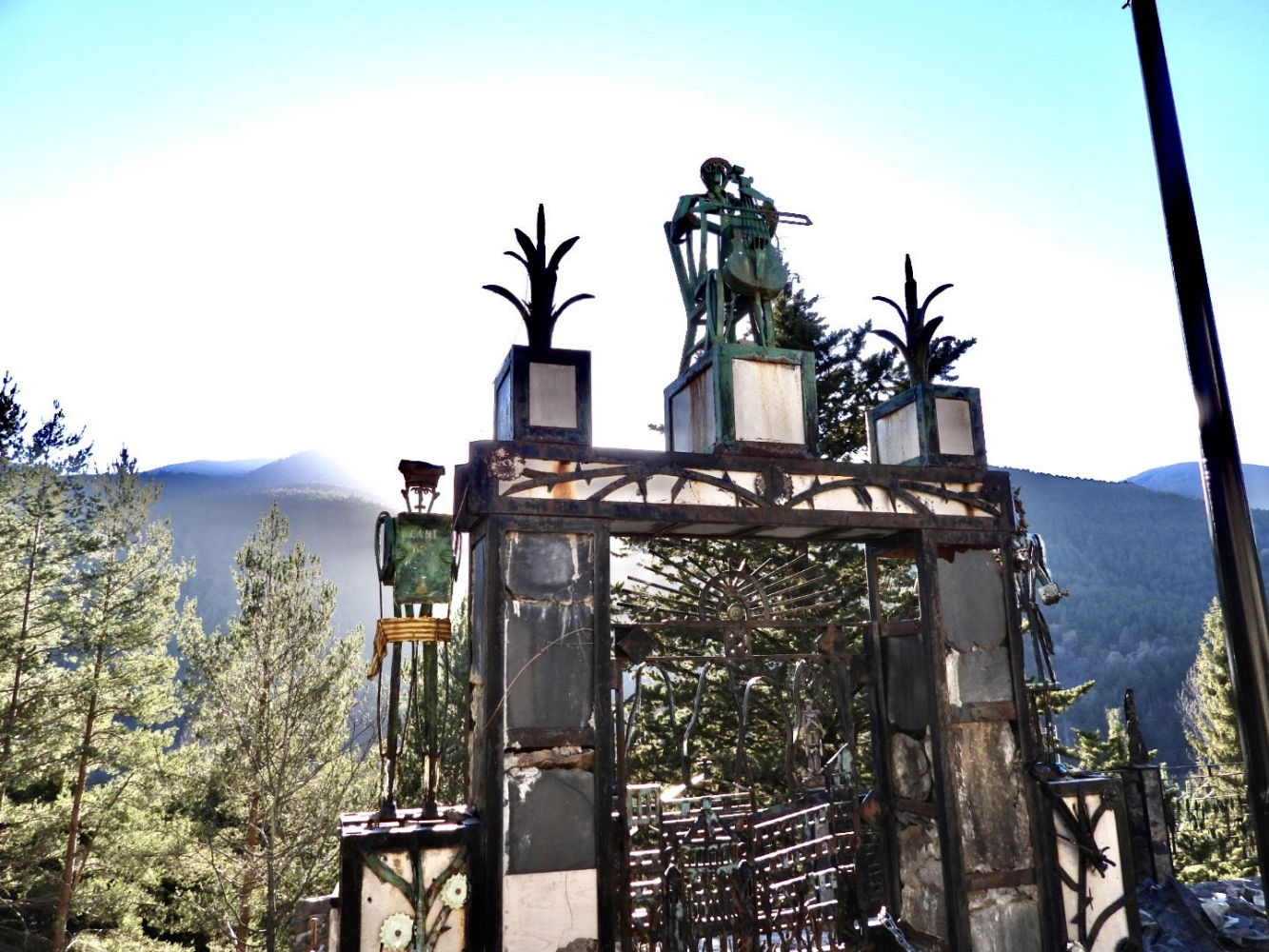 Figuras esculpidas, en el Saló d’Art de Planès.