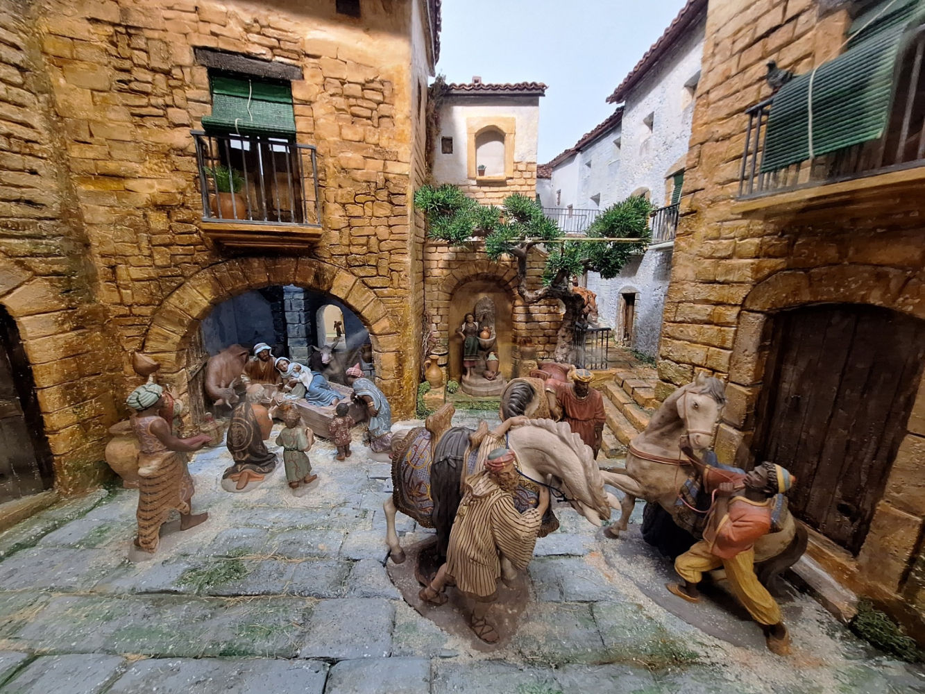 Trabajada ambientación del pesebre.
