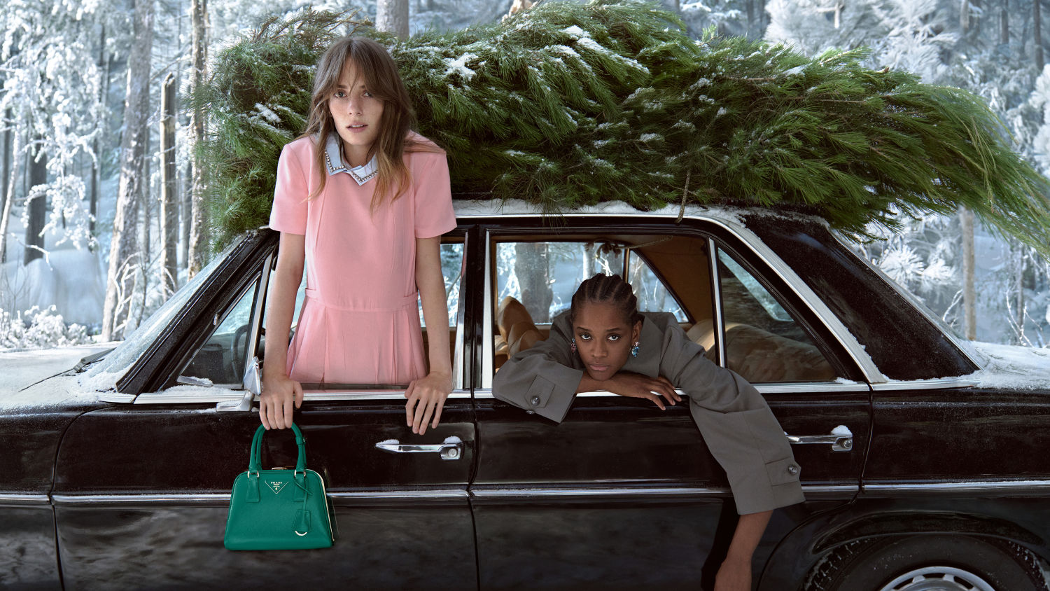 Una silueta trapezoidal y escultural, arquitectónica y femenina. El Pyramid, que nació en el 2012, regresa renovando la atemporalidad de un bolso yuxtapuesto a la precisión industrial de su cierre. Sus herrajes metálicos destacan gracias a la emblemática piel Saffiano brillante