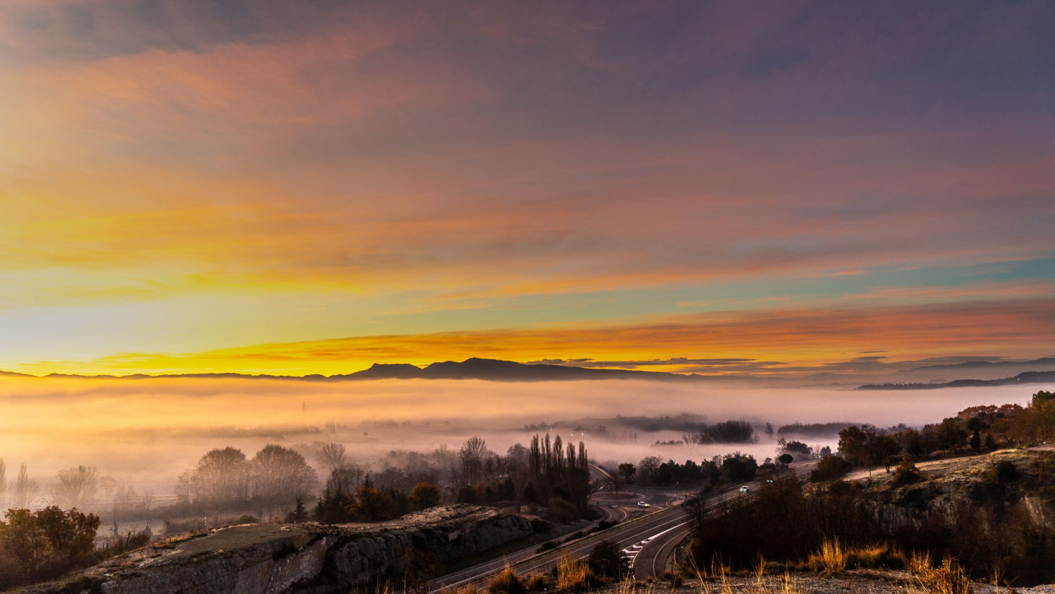 Albada de color y niebla en Manlleu.