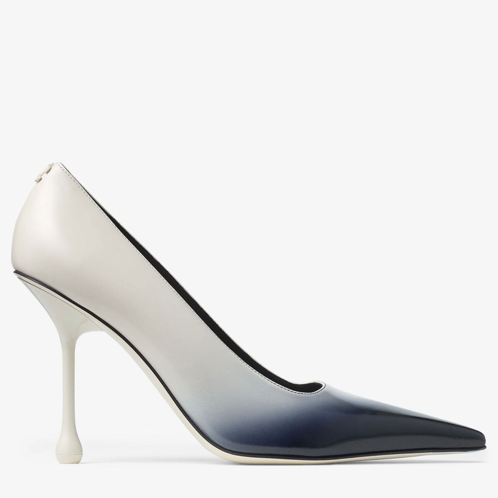 Detalles esculturales aportan audacia a los arquetípicos zapatos de salón de Jimmy Choo. Estos son de piel pulida blanco roto con estampado de espray