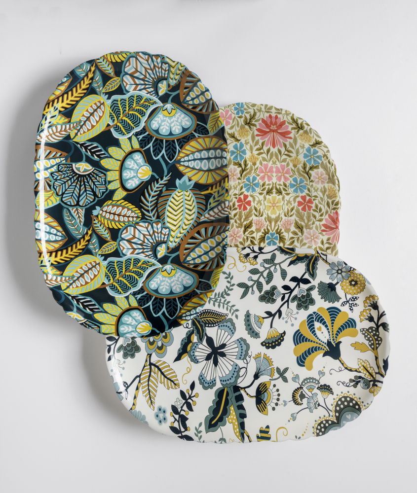 Diseñada por Patricia Urquiola, la colección Jellies Liberty Tray yuxtapone patrones únicos inspirados en diseño art nouveau, con creatividad, color y elegancia.