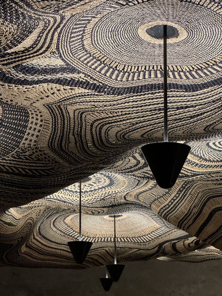 Álvaro Catalán de Ocón, Premio Nacional de Diseño, transforma botellas de plástico desechadas en luminarias únicas. La última es la lámpara tapiz Gurunsi