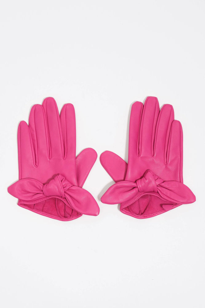 Bimba y Lola se vuelve setentera con una línea de guantes cortos de piel, en rosa intenso con una delicada lazada