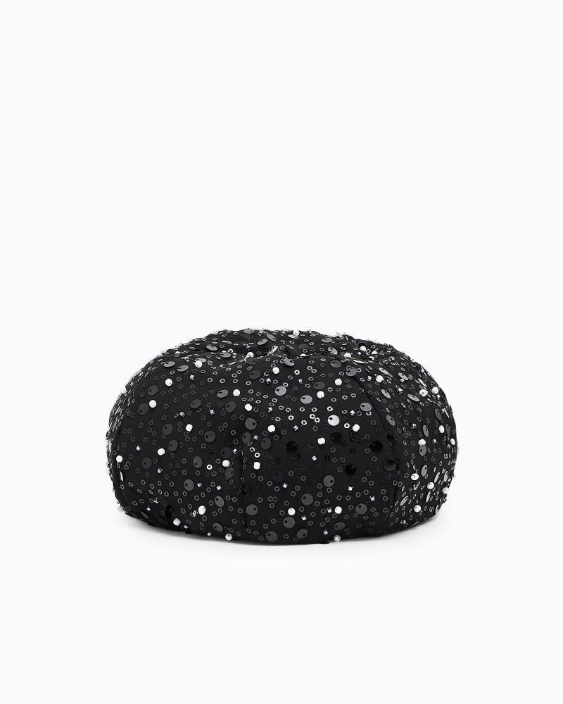 Boina de Emporio Armani confeccionada en georgette y adornada con cuentas y lentejuelas plateadas