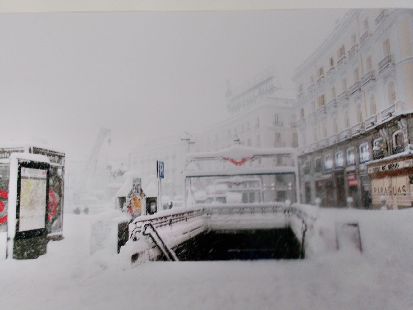 Boca de metro cubierta de nieve.